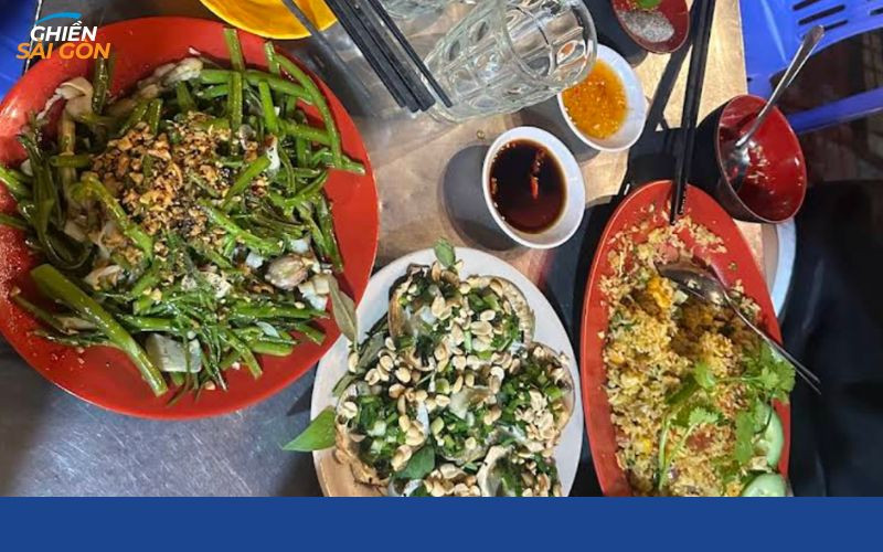 Thực khách đang vui vẻ dùng bữa tại Quán Cây Bàng Gò Vấp, cho thấy không khí đông đúc và giá cả hợp lý thu hút khách hàng