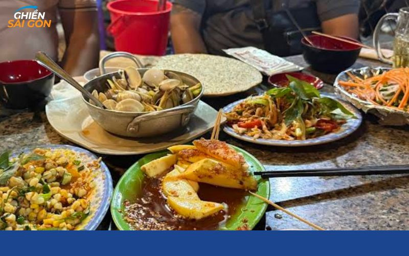 Không gian ăn uống ngoài trời thoáng đãng tại quán Cây Bàng Gò Vấp, với những chiếc bàn ghế đơn giản, gần gũi