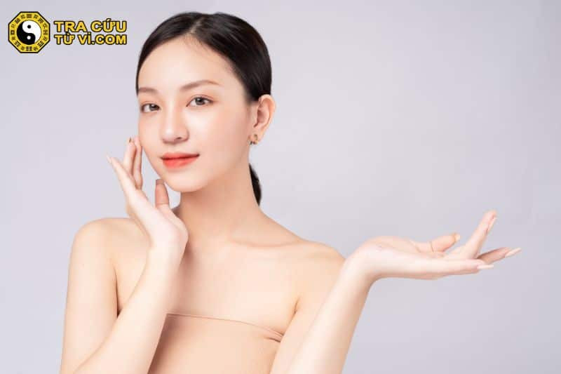 Người có sao Hoa Cái thường có ngoại hình thu hút và khí chất thanh cao