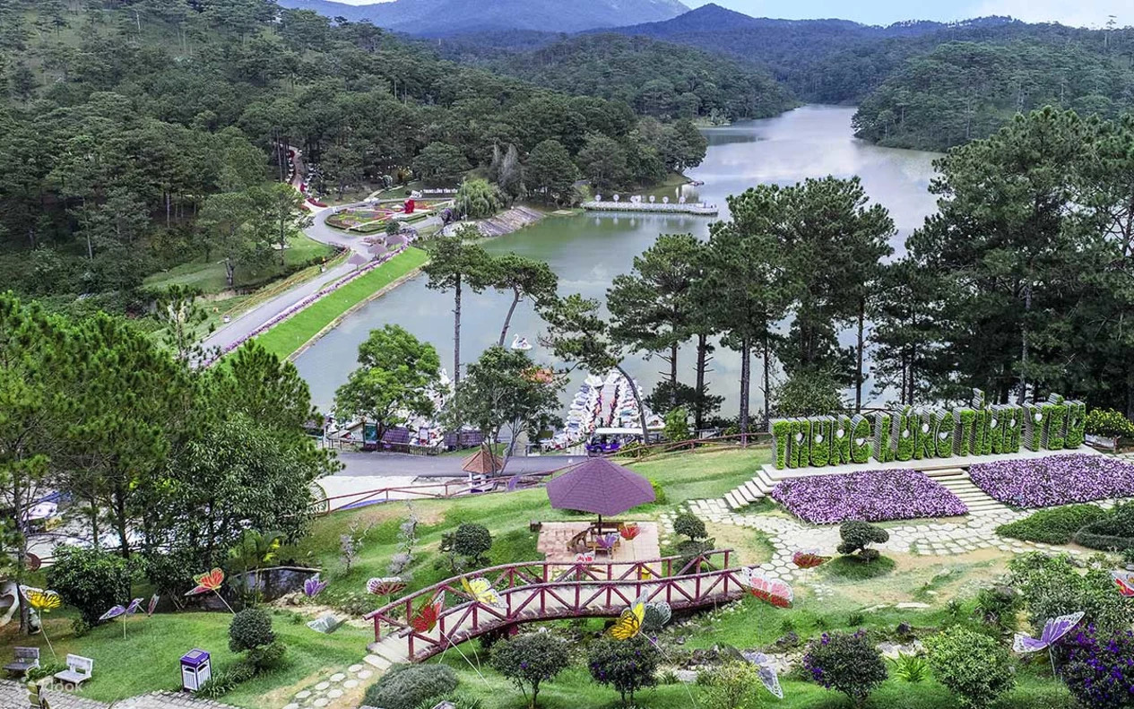 Toàn cảnh hồ Đa Thiện và những lối mòn uốn lượn quanh thung lũng