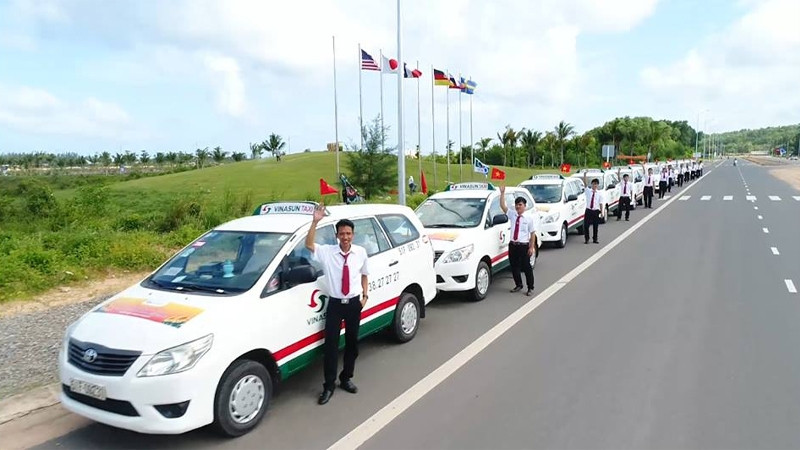 Một hàng dài xe taxi Vinasun màu trắng đang đậu chờ khách trên đường, thể hiện sự phủ sóng rộng rãi của hãng