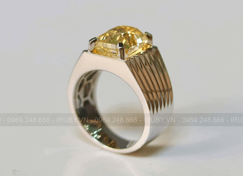 Trang sức từ đá Sapphire vàng có thể hỗ trợ mệnh Kim của tuổi Quý Dậu, giúp tăng cường tài lộc khi sử dụng