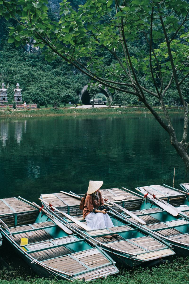 Hồ Ao Giải tại Tuyệt Tình Cốc với màu nước xanh ngọc bích trong veo, phản chiếu mây trời