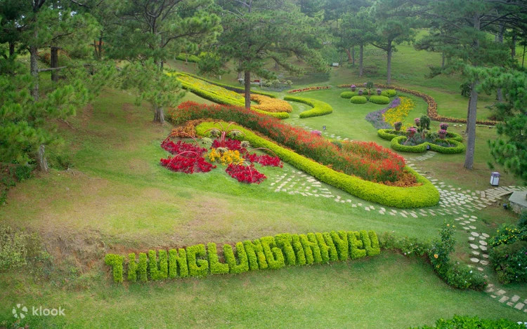 Du khách vui vẻ đạp thuyền thiên nga trên hồ Đa Thiện
