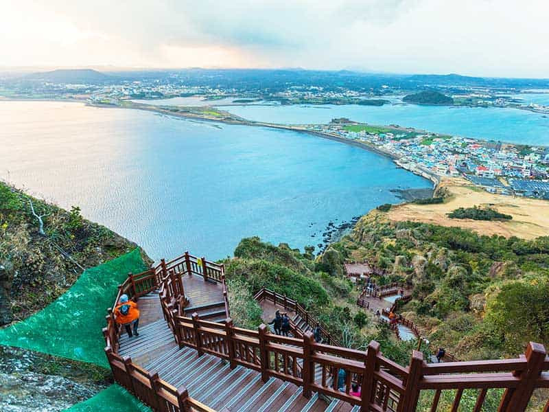 Du khách trải nghiệm du lịch trên đảo Jeju, Hàn Quốc