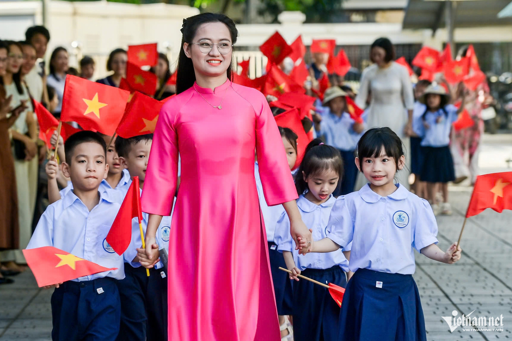 Nụ cười rạng rỡ của cô giáo trong ngày 20/11, nhận thiệp chúc từ học trò