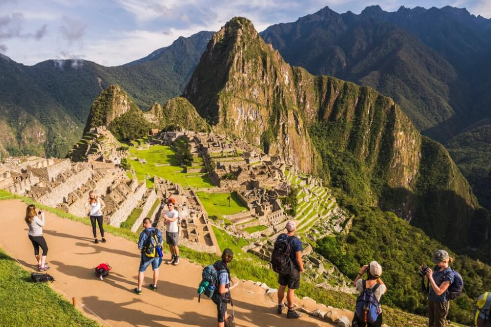 Machu Picchu hiện ra mờ ảo trong sương sớm trên dãy Andes