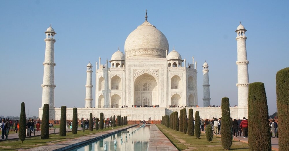 Đền Taj Mahal lộng lẫy dưới ánh bình minh bên bờ sông Yamuna