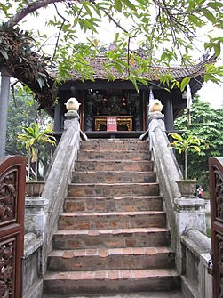 Lối lên chính điện của Chùa Một Cột với các bậc thang