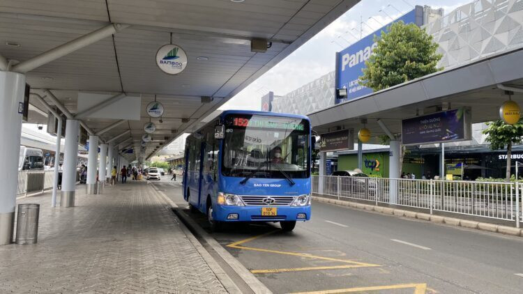 Xe buýt tuyến 109 di chuyển trên đường phố Sài Gòn