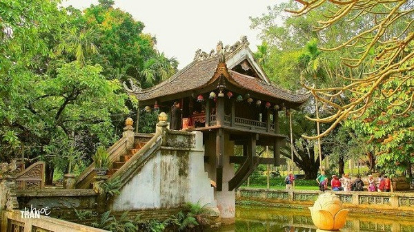 Chùa Một Cột hiện đại nhìn từ xa với ao sen bao quanh