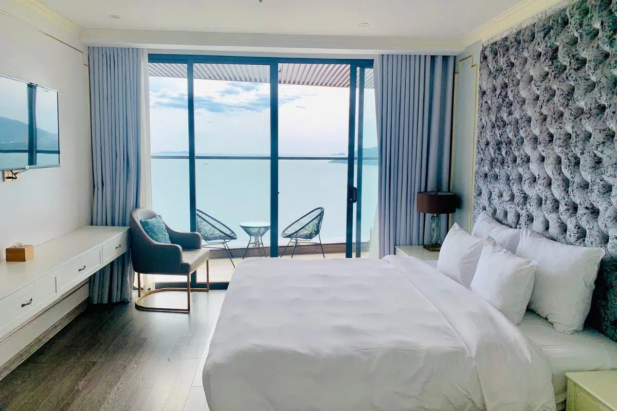 Bồn Jacuzzi sang trọng với tầm nhìn ra biển tại La Vague Suite của La Vague Hotel