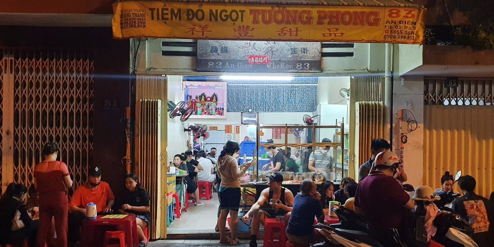 Không gian quán đơn giản, không cầu kỳ nhưng lúc nào cũng tấp nập khách