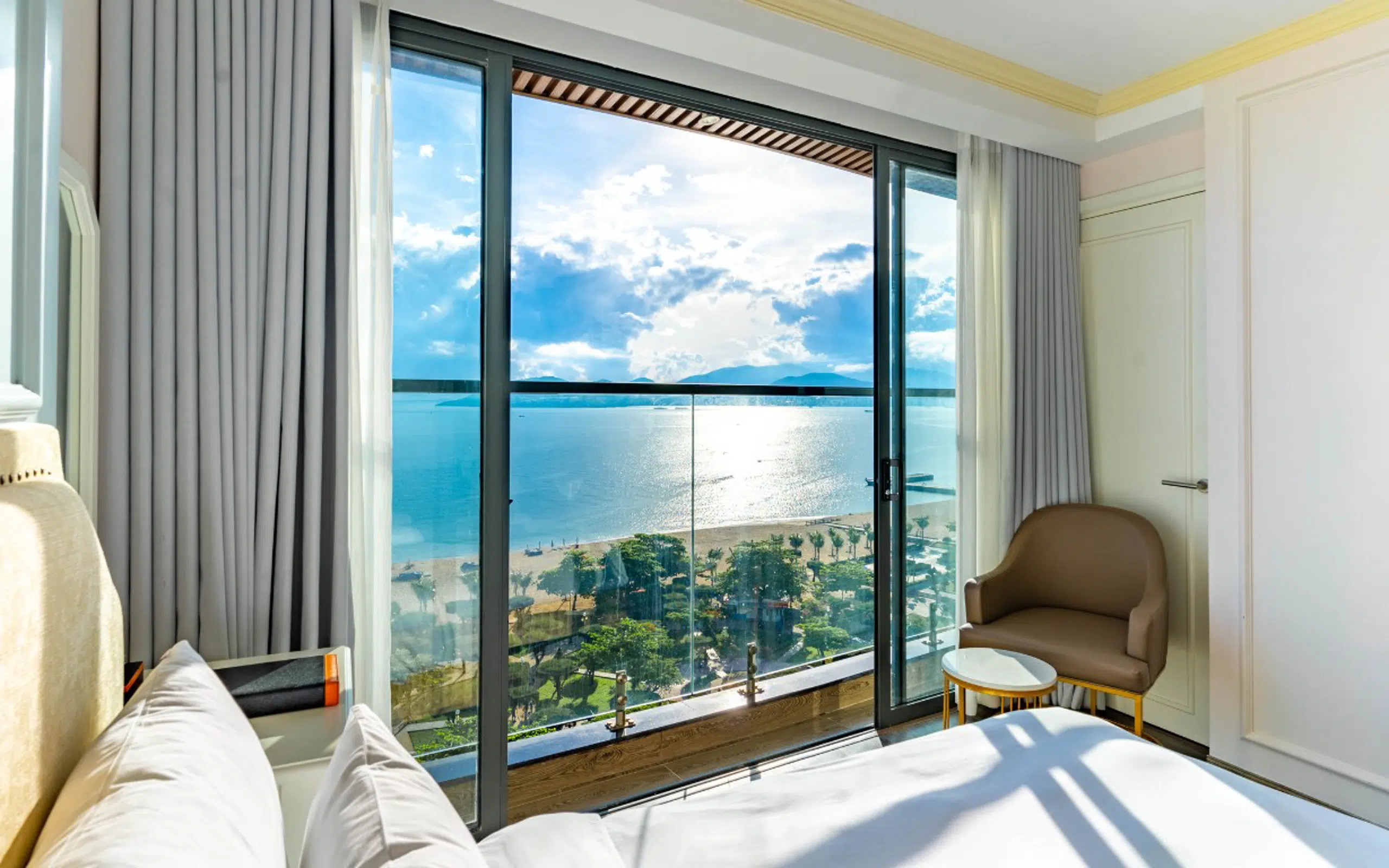 Toàn cảnh kiến trúc hiện đại và sang trọng của La Vague Hotel Nha Trang