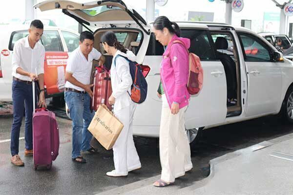Xe đưa đón sân bay riêng đang chờ khách