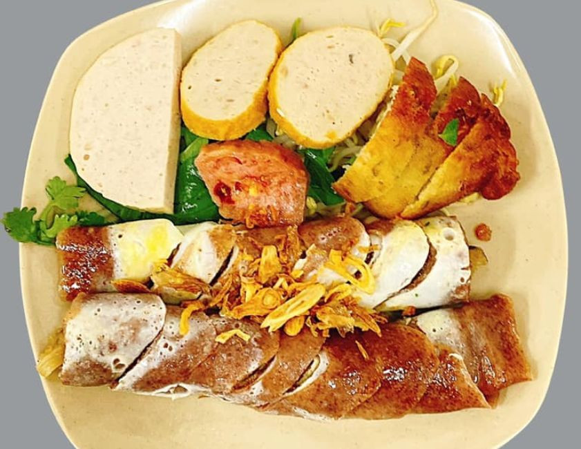 Bánh cuốn gạo lứt tại quán Dĩnh Râu