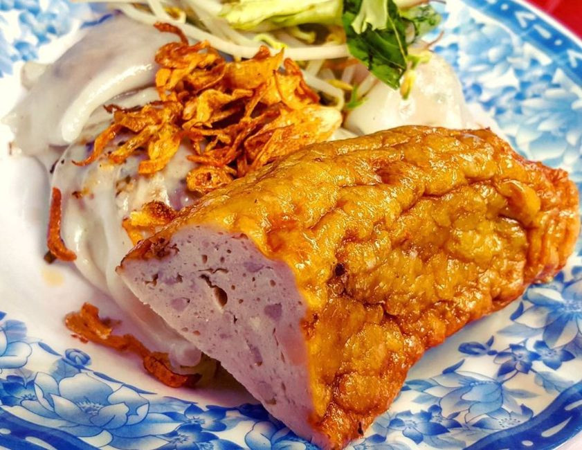 Bánh cuốn ăn cùng hành phivà chả