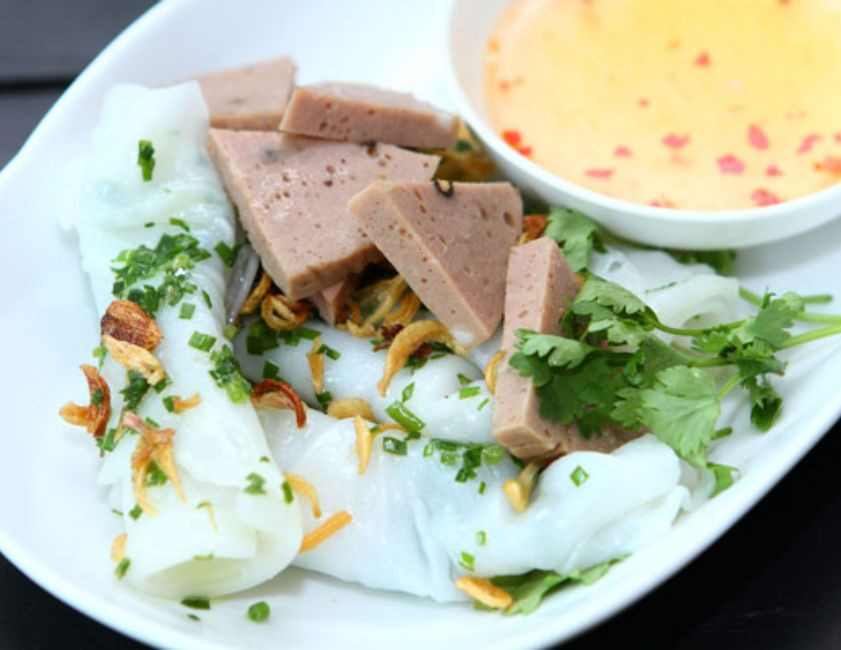 Đĩa bánh cuốn bày biện ngay ngắn