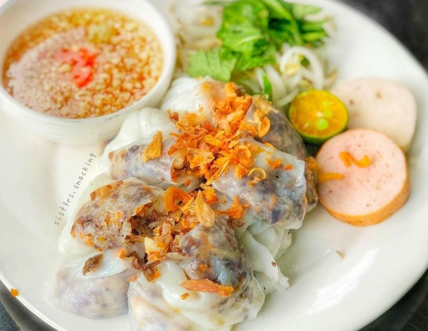 Bánh cuốn ăn cùng chả mực Hạ Long