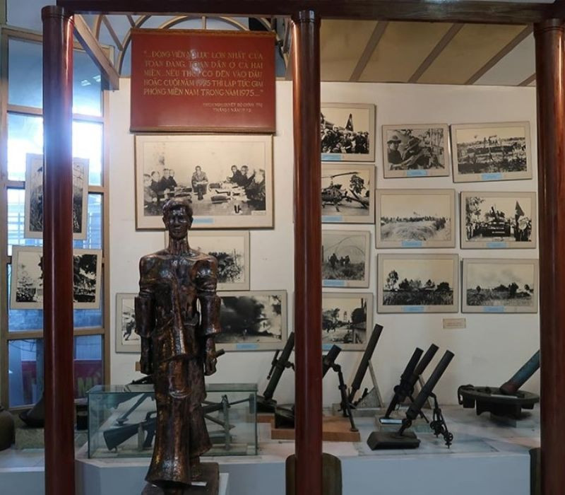 Khu trưng bày trong nhà bao gồm hình ảnh, hiện vật cũng như các mô hình mô phỏng lại thời kỳ kháng chiến ác liệt của nhân dân ta