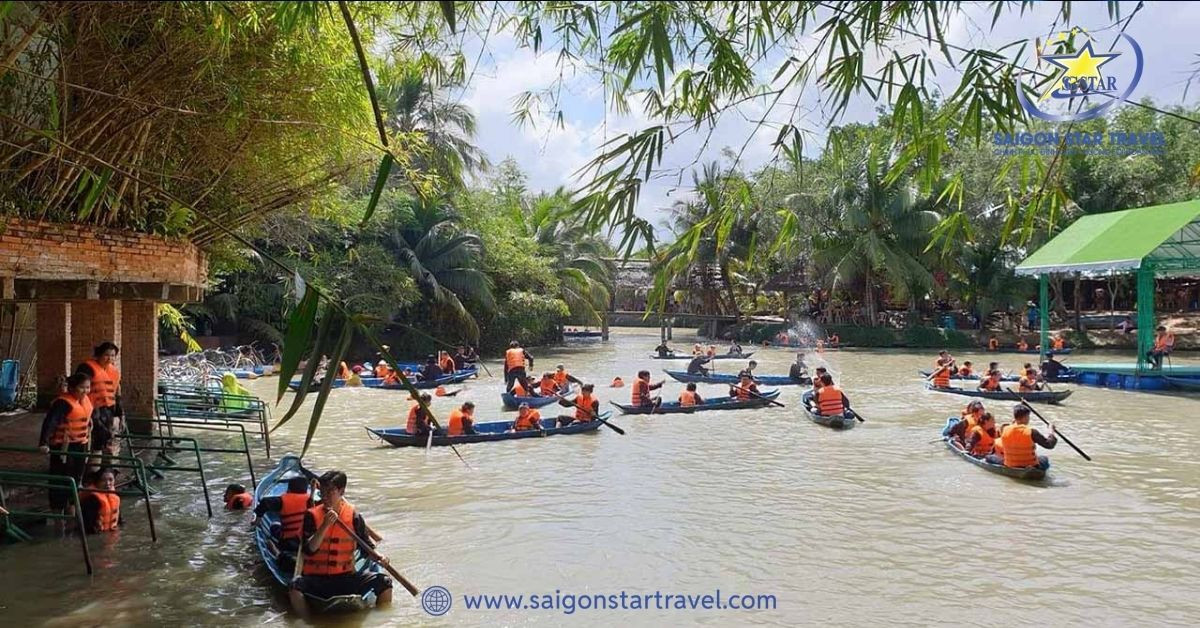 Dòng sông hiền hòa với những rặng dừa xanh mướt đặc trưng của Bến Tre