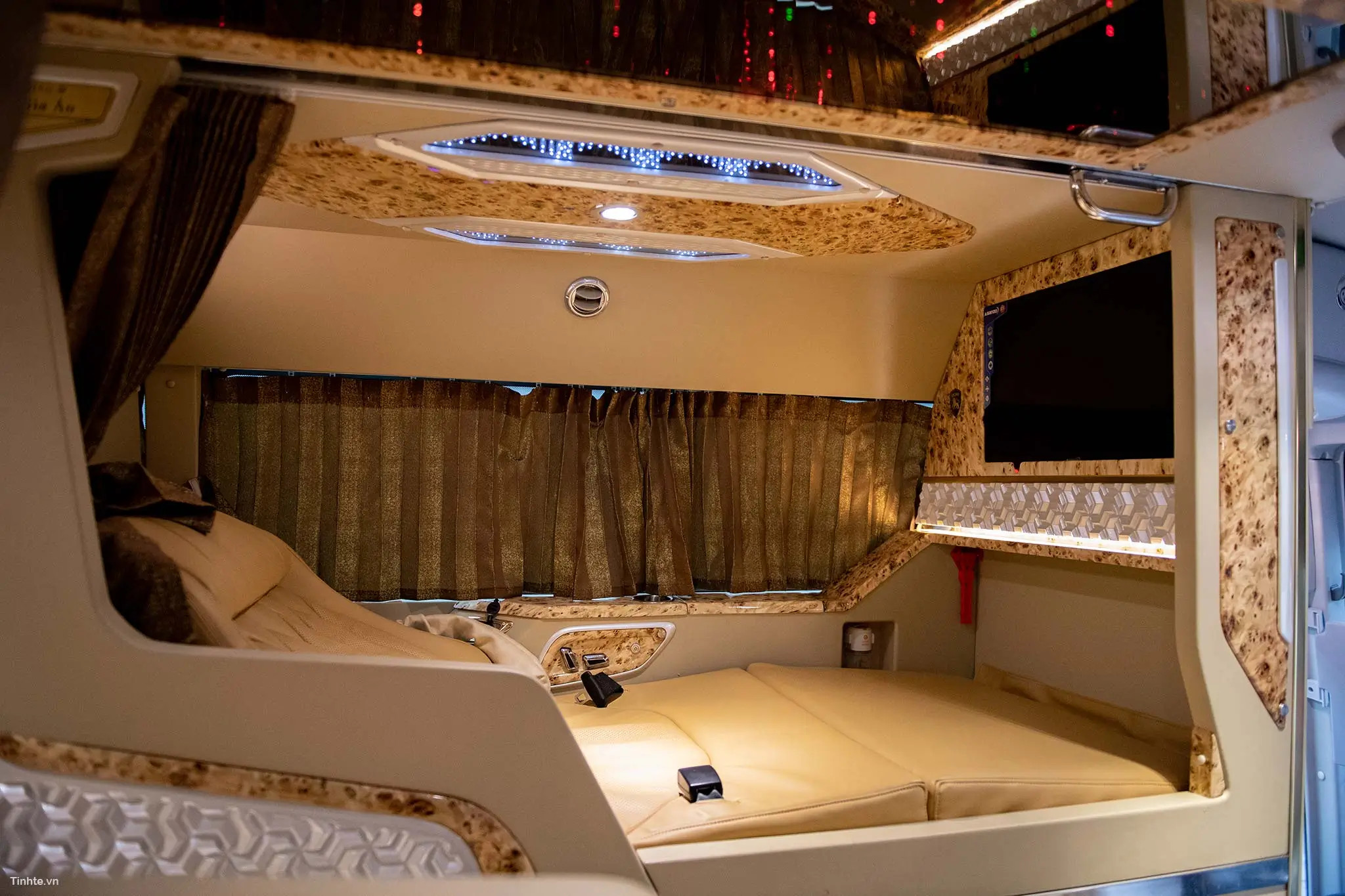 Nội thất xe Limousine VIP Khanh Phong với ghế ngồi tiện nghi