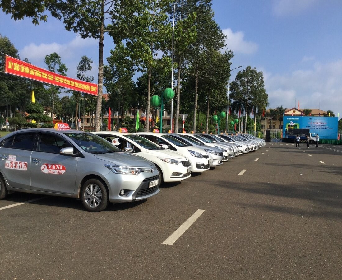 Toàn cảnh các hãng taxi đang chờ đón khách tại một điểm trung tâm Tuyên Quang
