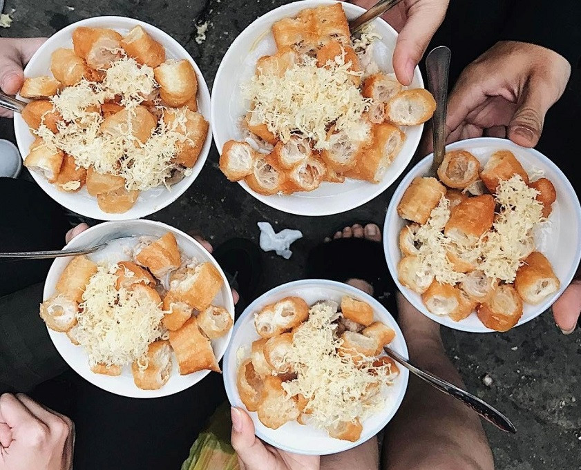Cùng bạn bè thưởng thức món cháo sườn Hà Nội