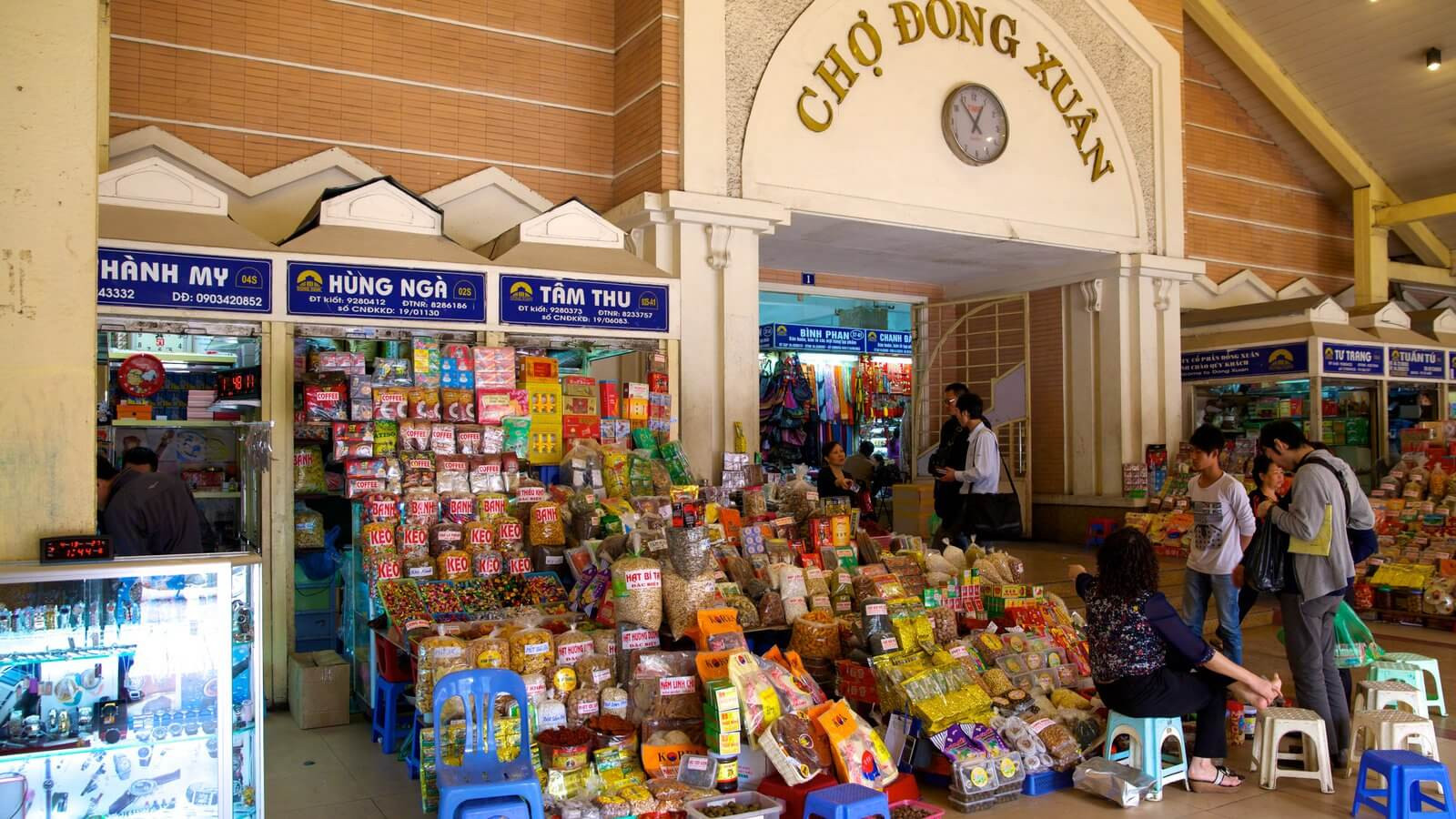 Chợ Đồng Xuân, địa điểm mua sắm và ẩm thực sầm uất