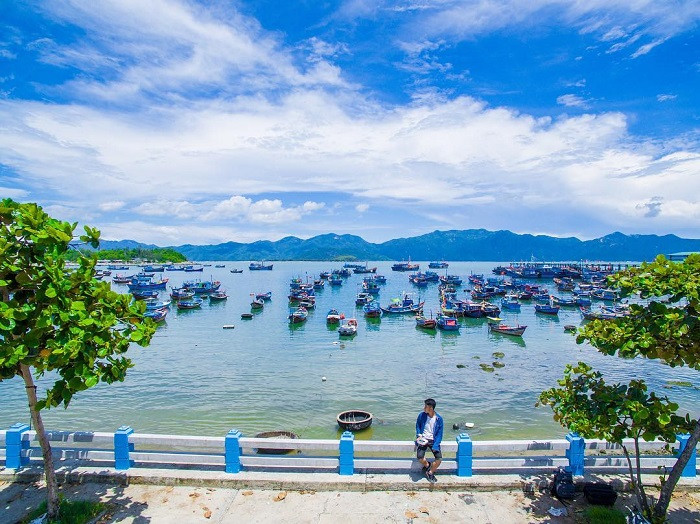 Khung cảnh tấp nập tại cảng cá Vĩnh Lương Nha Trang