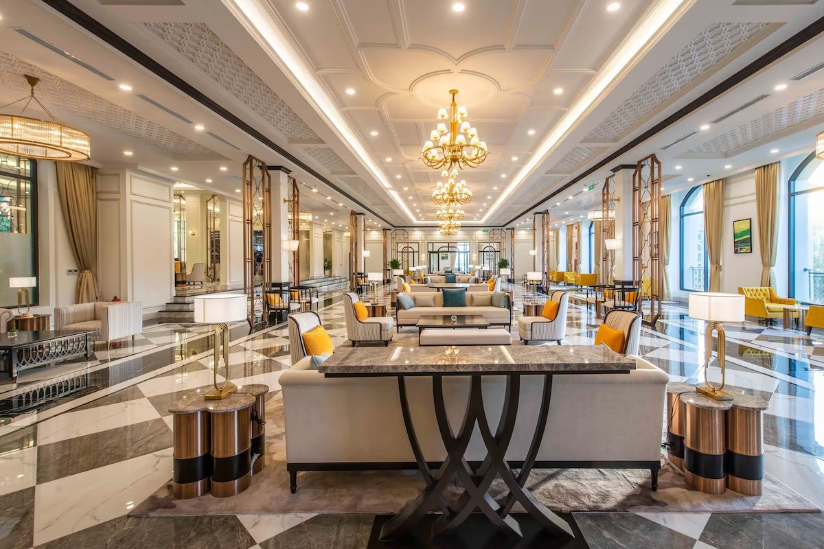 Thưởng thức buffet sáng tại nhà hàng sang trọng