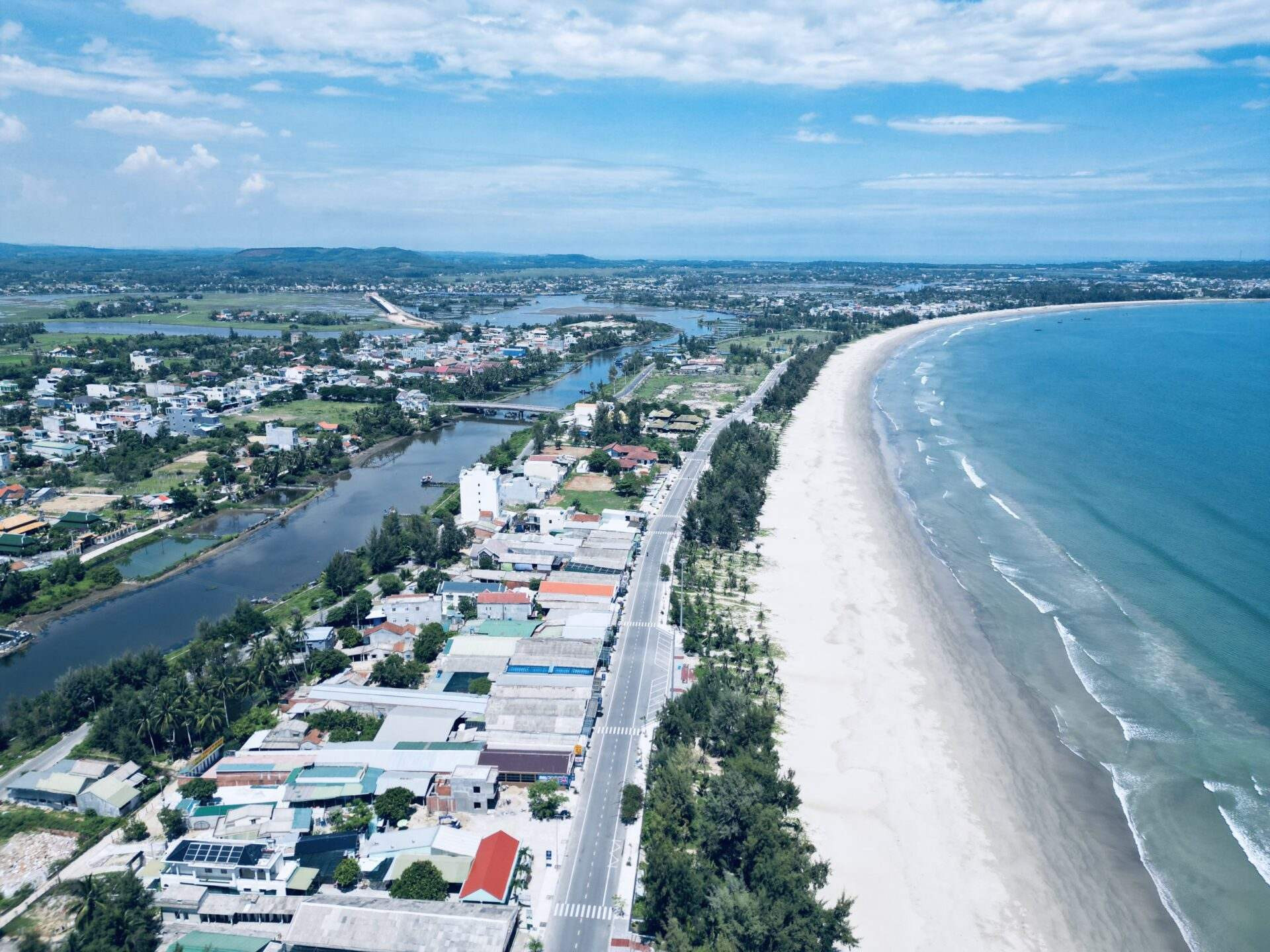 Cung đường đến biển Mỹ Khê ở Quảng Ngãi
