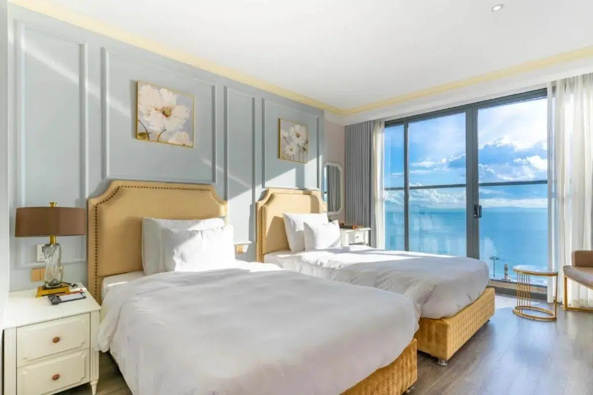 Phòng Deluxe Twin Ocean View tại La Vague Hotel Nha Trang với tầm nhìn ra biển