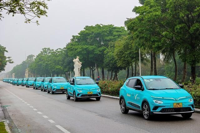 Xe ô tô công nghệ đang chờ đón khách tại thành phố