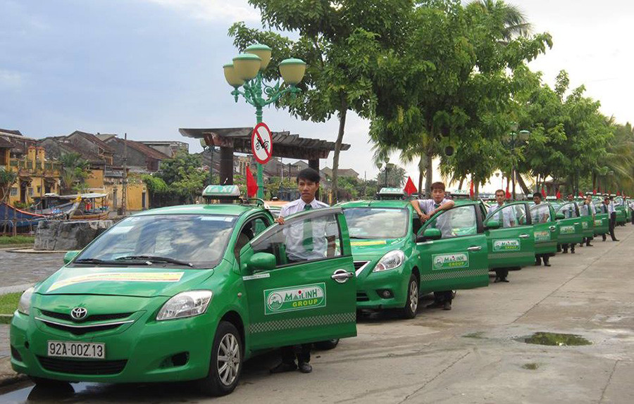 Xe taxi màu xanh lá của hãng Mai Linh đang chờ khách tại Tây Ninh