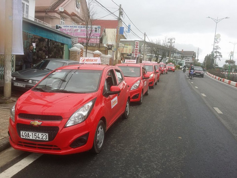 Xe taxi trắng của hãng Long Sơn di chuyển trên đường tại Tây Ninh