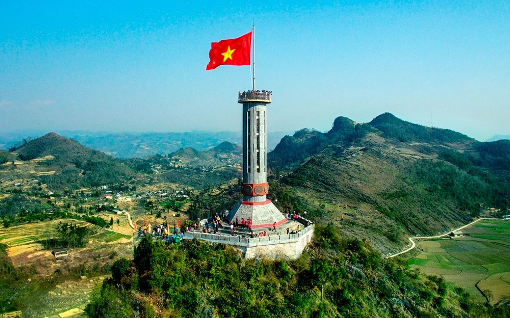 Cột cờ Lũng Cú ngạo nghễ trên đỉnh núi Rồng, biểu tượng thiêng liêng của Tổ quốc
