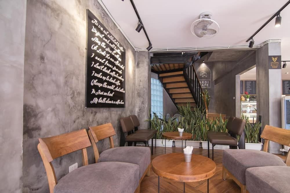 Khu vực sảnh chung với ghế sofa thoải mái tại Soft Pillow Hostel - Adults Only ở Hà Nội