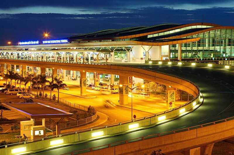 Hành khách tại khu vực phòng chờ của Ga quốc tế Tân Sơn Nhất