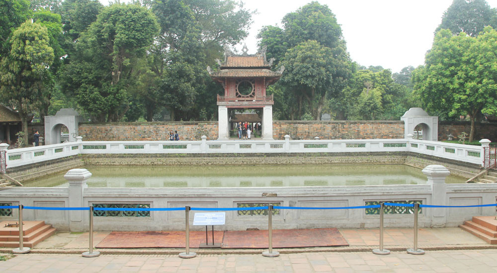 Khuê Văn Các và giếng Thiên Quang trong khuôn viên Văn Miếu Quốc Tử Giám