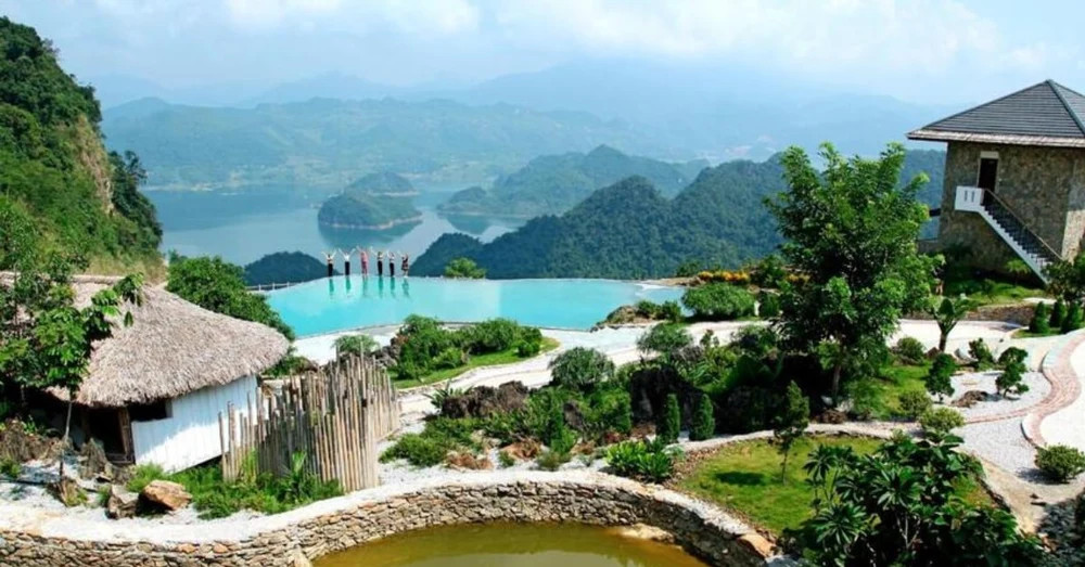 Bể bơi vô cực tại Bakhan Village Resort hướng ra hồ Hòa Bình, mang đến trải nghiệm thư giãn đẳng cấp