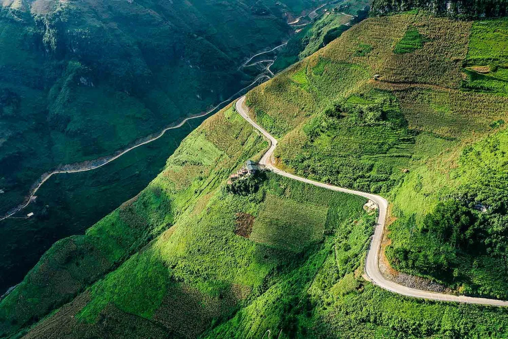 Cung đường Đèo Mã Pí Lèng uốn lượn hiểm trở giữa núi đá Hà Giang