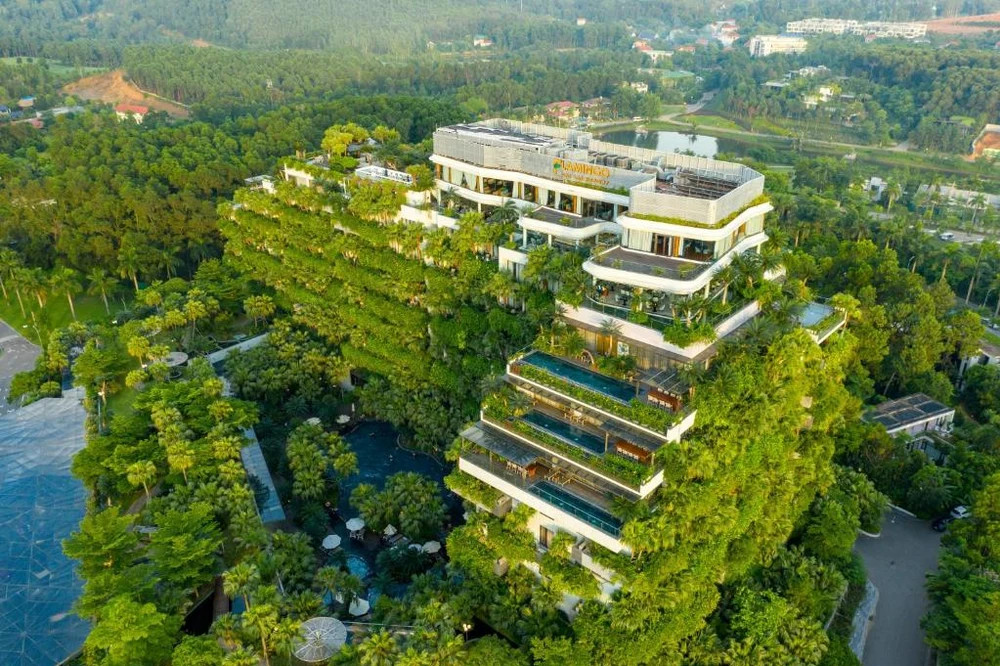 Khung cảnh hồ bơi xanh mát tại Flamingo Đại Lải Resort, được mệnh danh là một trong 10 resort đẹp nhất thế giới