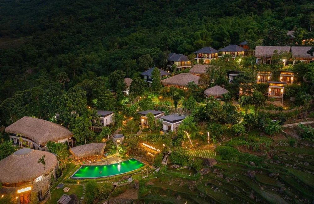 Khung cảnh Pù Luông Retreat hòa mình vào thiên nhiên với ruộng bậc thang và núi đồi hùng vĩ