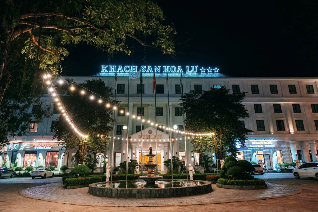 Bức ảnh tổng quan Khách sạn Hoa Lư Ninh Bình với kiến trúc độc đáo