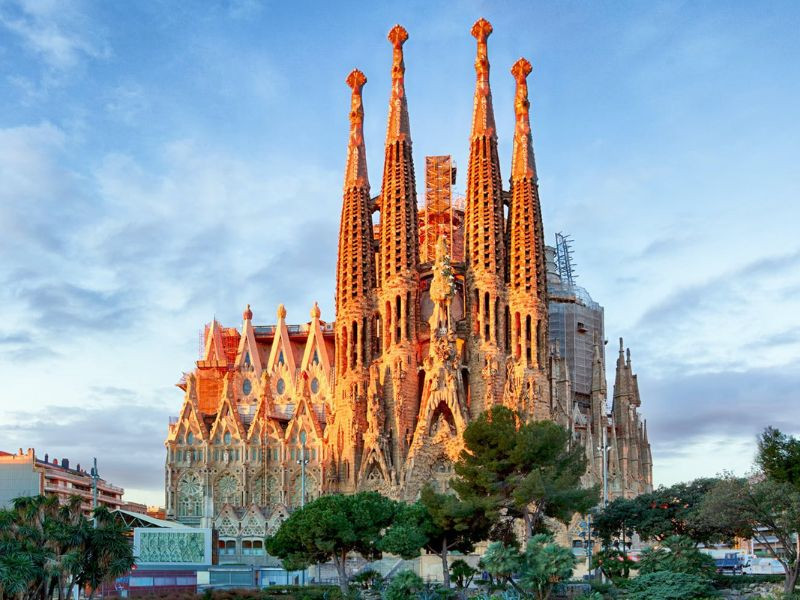 Sagrada Familia là một trong những kiệt tác chưa hoàn thành của kiến trúc sư Antoni Gaudí, với lối kiến trúc độc đáo