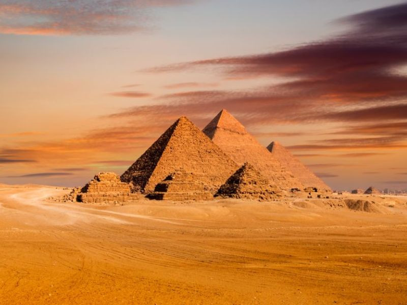 Kim tự tháp Giza là một trong bảy kỳ quan cổ đại của thế giới còn tồn tại, biểu tượng của Ai Cập