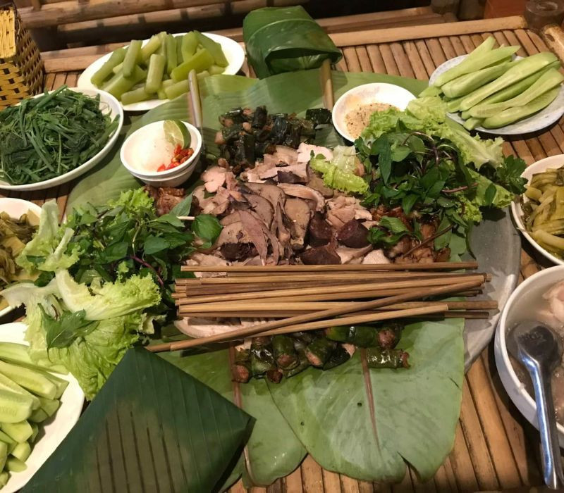 Mâm cỗ lá đầy ắp các món đặc sản của người Mường