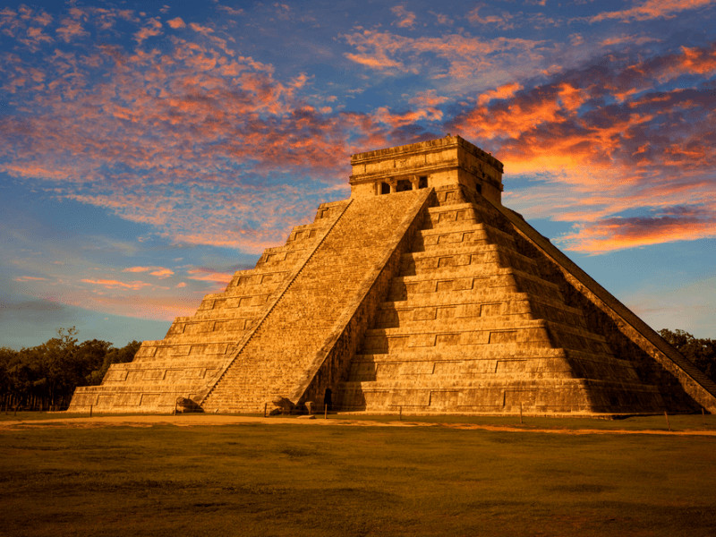 Kim tự tháp El Castillo (Kukulkan) sừng sững tại Chichen Itza, Mexico