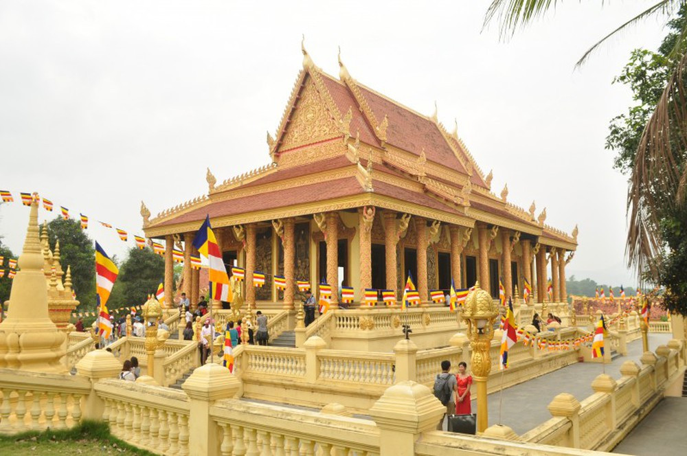 Du khách tham quan khu làng dân tộc với kiến trúc đa dạng